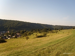 Vue de la pelouse vers le nord dominant la vallée d'Algrange avec le Bois d'Algrange et le Batzenthaler Busch de l'autre côté